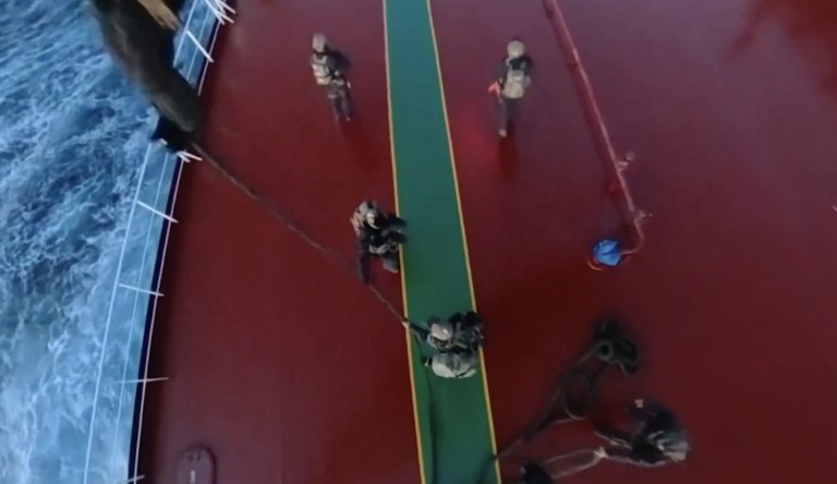 Βίντεο από το «ρεσάλτο» Γάλλων κομάντο σε τάνκερ του ρωσικού «σκιώδους στόλου» στη Μεσόγειο